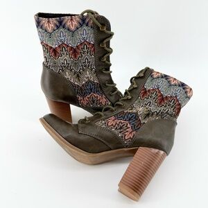 Dolce by Mojo Moxy Firebird Army Green Heeled Boots Tapestry Boho Lace-Up Size 7